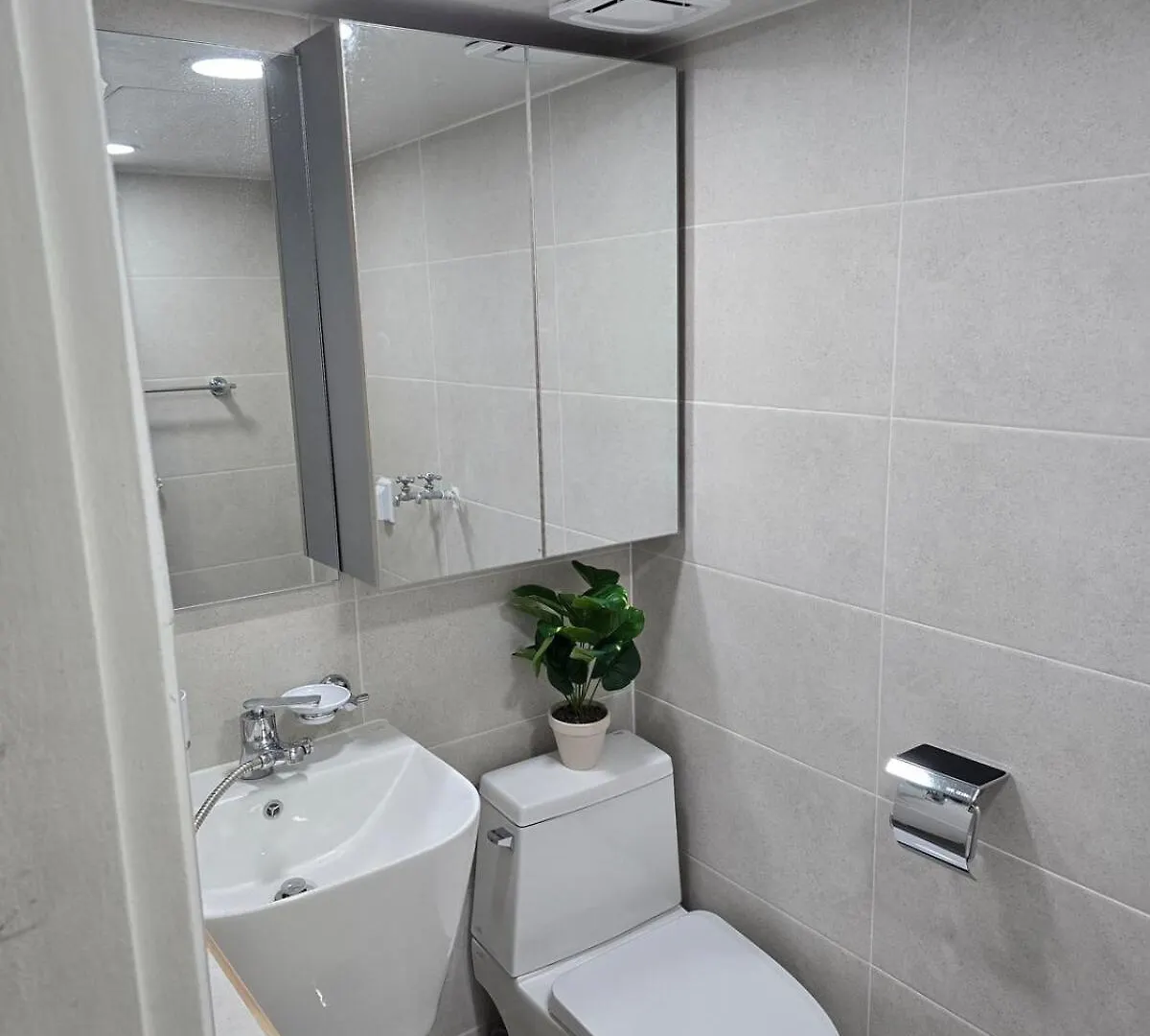 Apartment Samgakji Station 3 Seconds 4 Rooms 10 People 2 Bathrooms Namsan Tower Rooftop Barbecue Attic Seoul South Korea